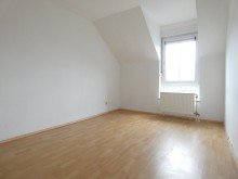 Schlafzimmer 2-Raumdachgeschosswohnung mit Balkon in Wohn- und Gesch�ftshaus