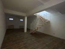 Lagerraum VERKAUF: Individuell geschnittener Laden / Galerie im Stadtzentrum