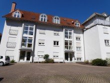 Hausansicht VERKAUF: gepflegte 2-Raumwohnung mit Balkon und TG-Stellplatz in ruhiger Wohnanlage