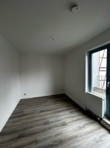 Wohnzimmer VERKAUF: 2-Raumwohnung im Stadtzentrum