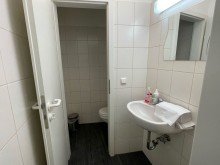WC In bester Lage! Attraktive Ladeneinheit mit gro�en Schaufenstern zu vermieten