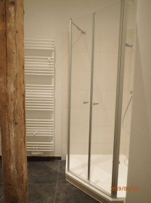Bad mit Dusche ger�umige 4-Zimmerwohnung im Erdgeschoss in zentrumsnaher Lage