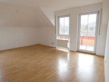Wohnzimmer 2-Raumdachgeschosswohnung mit Balkon in Wohn- und Gesch�ftshaus
