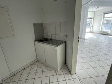 Teek�che VERKAUF: Individuell geschnittener Laden / Galerie im Stadtzentrum