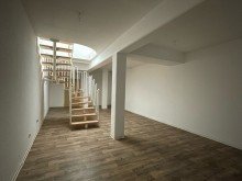 Lagerraum VERKAUF: Individuell geschnittener Laden / Galerie im Stadtzentrum