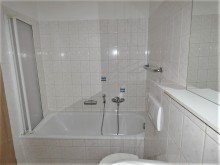 Bad 2-Raumdachgeschosswohnung mit Balkon in Wohn- und Gesch�ftshaus