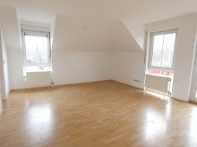 Wohnzimmer 2-Raumdachgeschosswohnung mit Balkon in Wohn- und Gesch�ftshaus