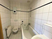 Bad Erstbezug nach Sanierung! Helle 3-Raumwohnung im Stadtzentrum mit Fahrstuhl im Haus und Stellplatz