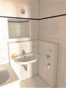 Bad Erstbezug nach Sanierung! Helle 3-Raumwohnung im Stadtzentrum mit Fahrstuhl im Haus und Stellplatz