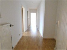 Flur 2-Raumdachgeschosswohnung mit Balkon in Wohn- und Gesch�ftshaus