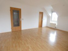 Wohnzimmer 2-Raumdachgeschosswohnung mit Balkon in Wohn- und Gesch�ftshaus