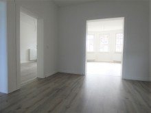 Flur zentrumsnahe 4-Raum-Wohnung im 2. OG mit Wintergarten, Balkon und Garage