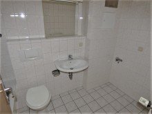 Bad 2-Raumdachgeschosswohnung mit Balkon in Wohn- und Gesch�ftshaus