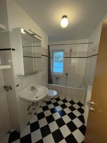 Bad F�r Kapitalanleger Ideal! helle 2-Raumwohnung im 1. Obergeschoss mit Einbauk�che und Balkon